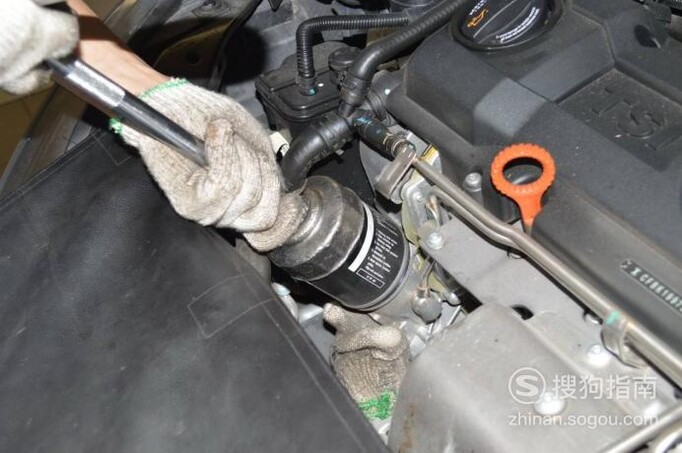 轿车汽油滤清器怎么更换安装