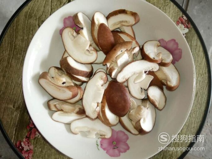 洋葱香菇蒜苗炒五花肉