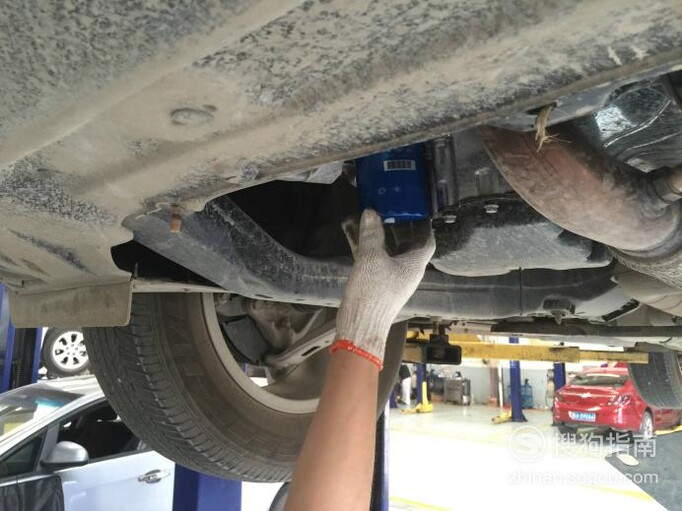 轿车汽油滤清器怎么更换安装